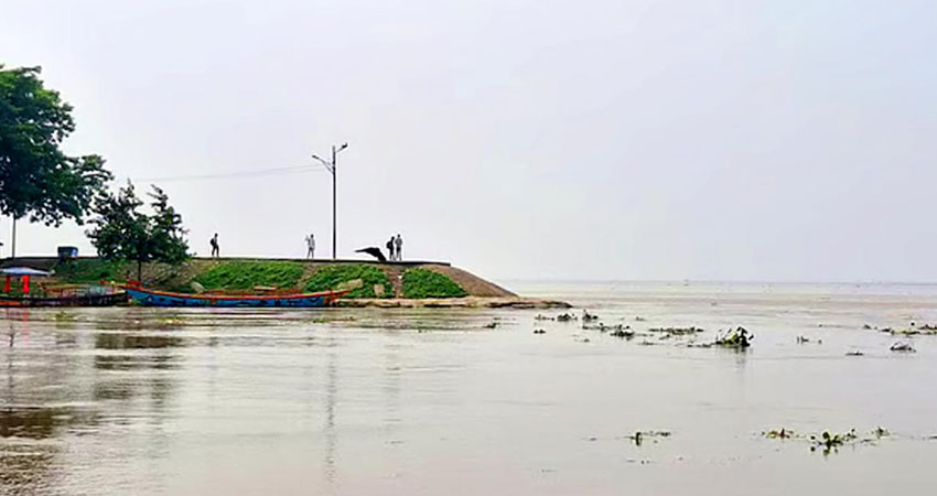 পদ্মার পানি বিপৎসীমার কাছে, আতঙ্কে স্থানীয়রা