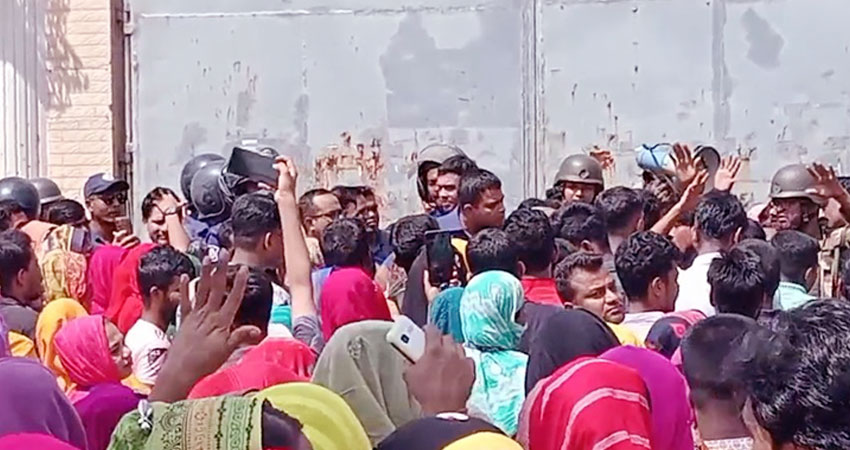 আশুলিয়ায় শ্রমিকদের বিক্ষোভ, ১৫ কারখানায় ছুটি ঘোষণা 