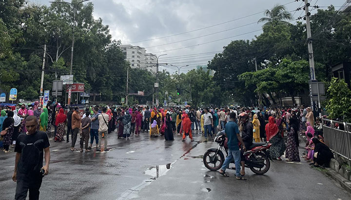 বন্ধ গার্মেন্টস কারখানা, তেজগাঁওয়ে শ্রমিকদের রাস্তা অবরোধ