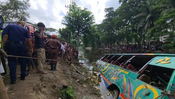 যাত্রীবাহী বাস খালে, নিহত বেড়ে ৫