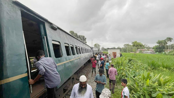 রংপুরে পদ্মরাগের ৬ বগি লাইনচ্যুত, ট্রেন চলাচল বন্ধ