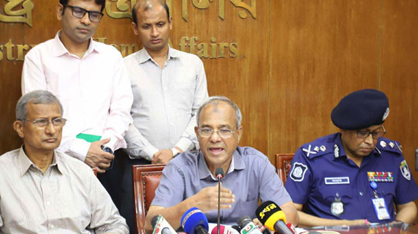 দুর্গাপূজা ঘিরে গুজব-সাম্প্রদায়িক সম্প্রীতি নষ্টের চেষ্টা হলে কঠোর ব্যবস্থা : স্বরাষ্ট্র উপদেষ্টা