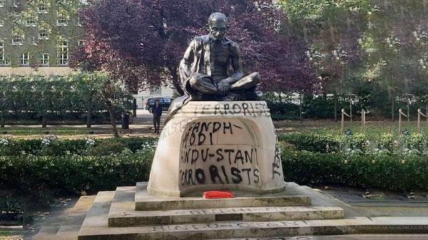 লন্ডনে মহাত্মা গান্ধীর ভাস্কর্যে ‘গান্ধী ও মোদি সন্ত্রাসী’ লেখা গ্রাফিতি