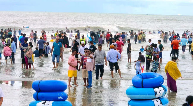 সমুদ্র উত্তাল, তবুও লাখো পর্যটকের ভিড় সমুদ্র উত্তাল, তবুও লাখো পর্যটকের ভিড়