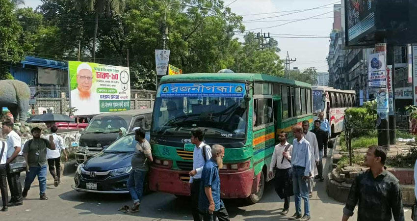 অধ্যক্ষের অনুরোধে অবরোধ প্রত্যাহার, সড়ক থেকে সরে গেলেন শিক্ষার্থীরা