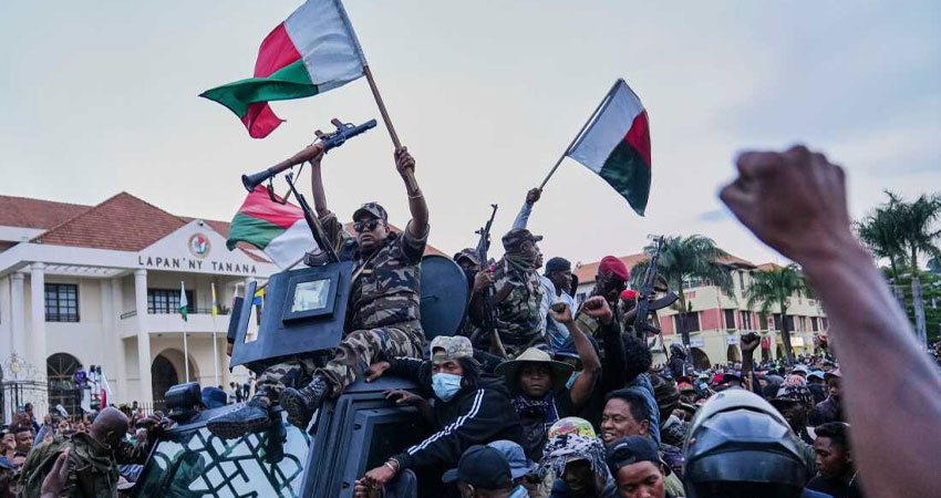 দেশ ছেড়ে পালালেন মাদাগাস্কারের প্রেসিডেন্ট