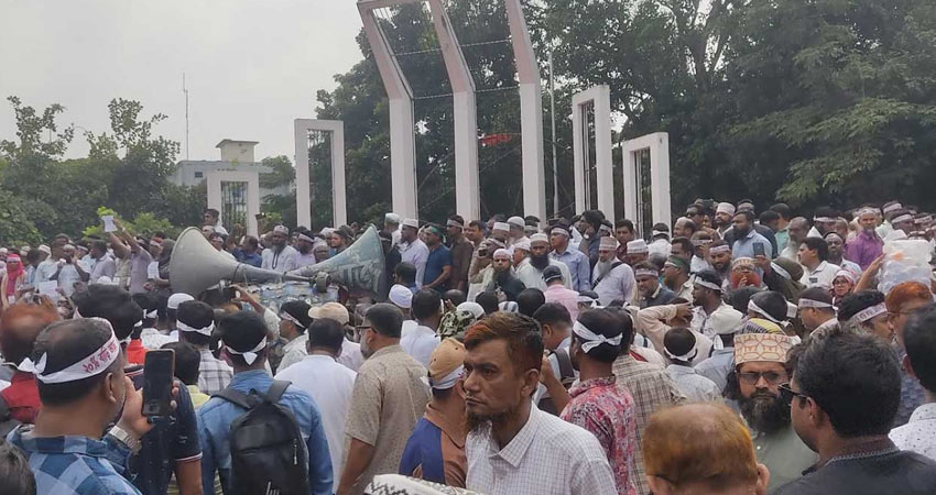 শাহবাগে অবরোধের প্রস্তুতি, শহীদ মিনারে বিপুলসংখ্যক শিক্ষকের অবস্থান