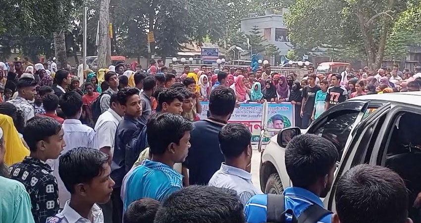 রৌমারীতে শিক্ষার্থী আটকের ঘটনায় দফায় দফায় মানববন্ধন ও বিক্ষোভ মিছিল