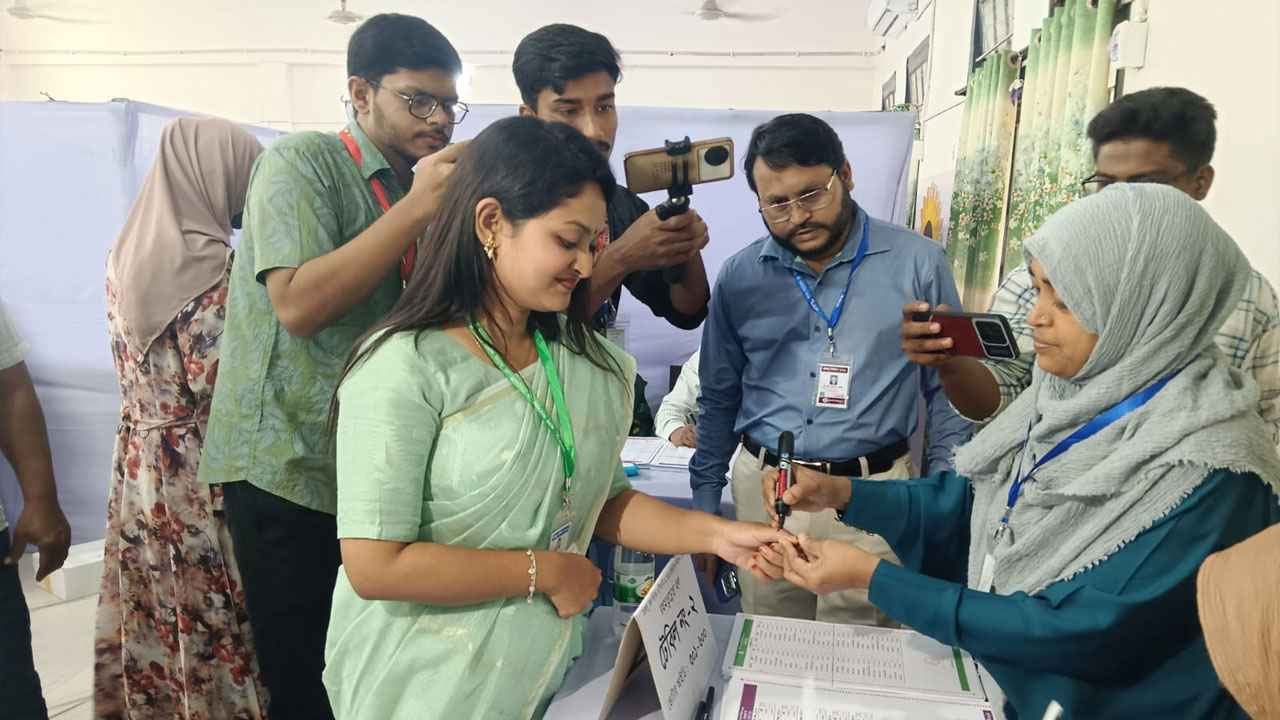 রাকসু নির্বাচনের ভোটগ্রহণ শুরু