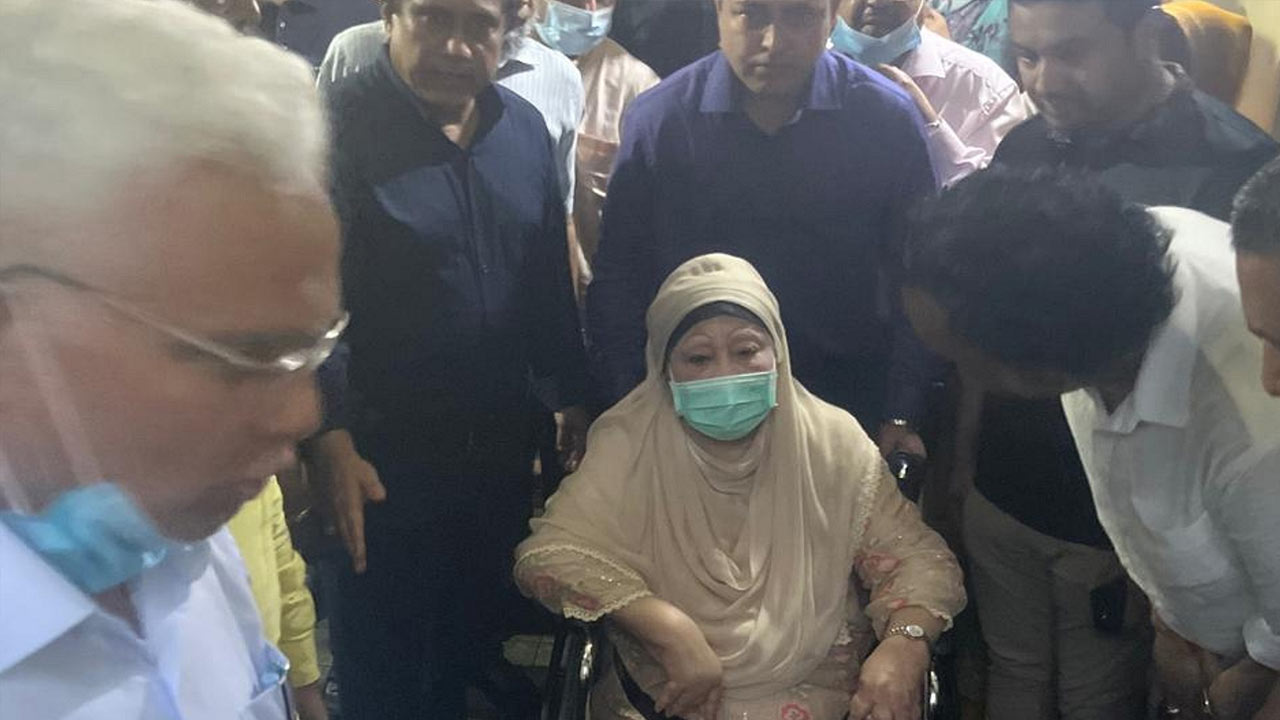 মধ্যরাতে হাসপাতালে ভর্তি হলেন খালেদা জিয়া