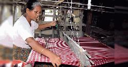 তালতলীর রাখাইন পল্লী : ক্ষীণ খটখটে তাঁতে জেগে আছে শতবর্ষী ঐতিহ্য