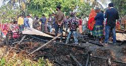 গুরুদাসপুরে কৃষকের বাড়িতে পরিকল্পিতভাবে আগুন দেওয়ার অভিযোগ ক্ষতিগ্রস্থ পরিবারের