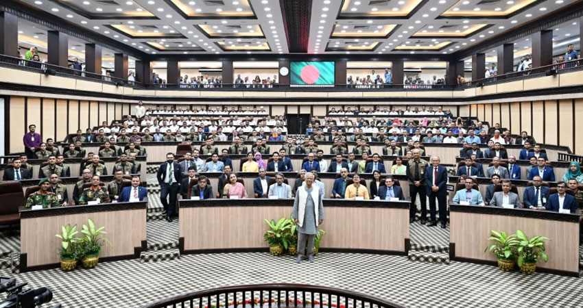 নিজ কার্যালয়ে বিদায়ী ভাষণ দিলেন প্রধান উপদেষ্টা