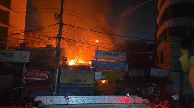 এখনও নেভেনি কারওয়ান বাজারের আগুন, নিয়ন্ত্রণে ১১ ইউনিট