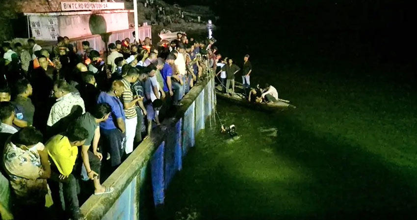 দৌলতদিয়ায় বাস নদীতে পড়ে নিহত ৪, নিখোঁজ ৪৫