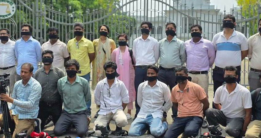 সুপ্রিম কোর্টের এজলাসে সাংবাদিক প্রবেশে নিষেধাজ্ঞা; প্রতিবাদে কালো কাপড় পরে মানববন্ধন
