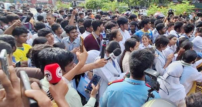 আন্দোলনরত শিক্ষার্থীদের নতুন ৬ দফা, পদত্যাগের দাবি প্রত্যাহার