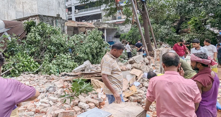 মিরপুরে মধ্যরাতে টিকাদান কেন্দ্রে হামলা, গুঁড়িয়ে দেয়া হলো ভবন  
